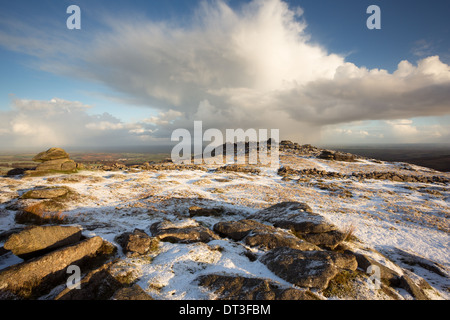 Una leggera spolverata di neve sul Belstone tor parco nazionale di Dartmoor Devon UK Foto Stock