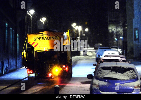 Trattamento Gritter strade ghiacciate durante una tempesta di neve. Foto Stock