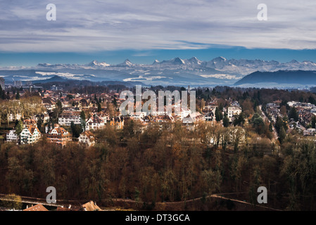 Le montagne al di sopra della città di Berna con la neve in nuvoloso meteo Foto Stock