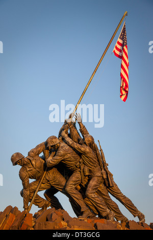 Prime luci dell alba all'Iwo Jima Marines Memorial vicino al Cimitero Nazionale di Arlington, Arlington, Virginia, Stati Uniti d'America Foto Stock