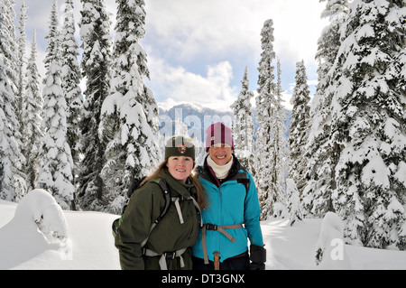 Noi Segretario interno Sally Jewell pone con un ranger del parco durante una visita al Monte Rainier National Park dove ella snowshoed fuori per il Ghiacciaio Nisqually Febbraio 3, 2014 in Ashford, Washington. Foto Stock