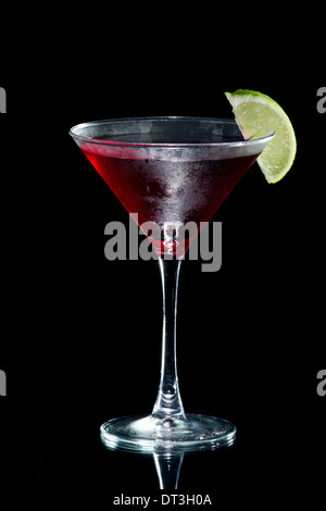Martini cosmopolita servita con un calce isolata su uno sfondo nero Foto Stock