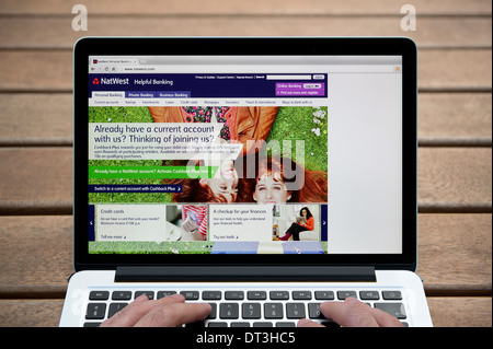 La Natwest sito web su un computer MacBook contro una panca in legno sfondo all'aperto tra cui un uomo le dita (solo uso editoriale). Foto Stock