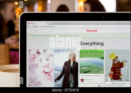 Il sito web di Pinterest shot in una caffetteria ambiente (solo uso editoriale: -print, TV, e-book e Redazione sito web). Foto Stock