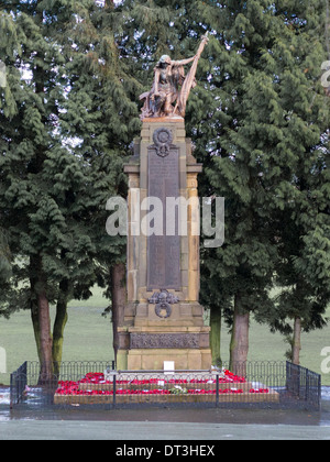 World War Memorial a Maria Stevens Park con papaveri prevista in omaggio ai soldati caduti in corrispondenza della sua base Foto Stock