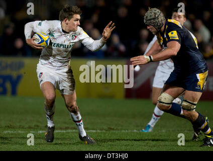 Worcester, Regno Unito. 07 feb 2014. Toby FLOOD (Leicester Tigers) fends off il Worcester Warriors difesa durante la Aviva Premiership partita di rugby tra Worcester Warriors e Leicester Tigers al Sixways Stadium di Worcester Credit: Azione Plus sport/Alamy Live News Foto Stock
