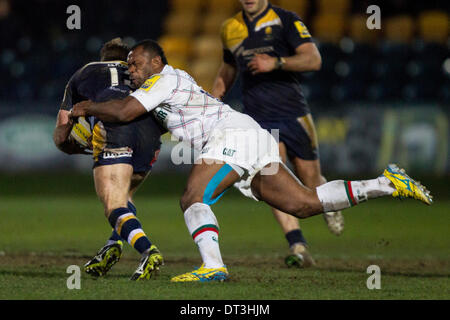 Worcester, Regno Unito. 07 feb 2014. Vereniki GONEVA (Leicester Tigers) affronta Alex GROVE (Worcester Warriors) durante la Aviva Premiership partita di rugby tra Worcester Warriors e Leicester Tigers al Sixways Stadium di Worcester Credit: Azione Plus sport/Alamy Live News Foto Stock