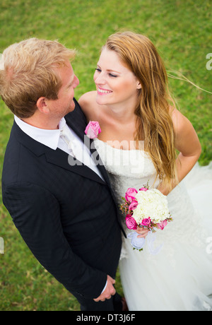 Coppie in viaggio di nozze, Felice romantico sposa e lo sposo Foto Stock