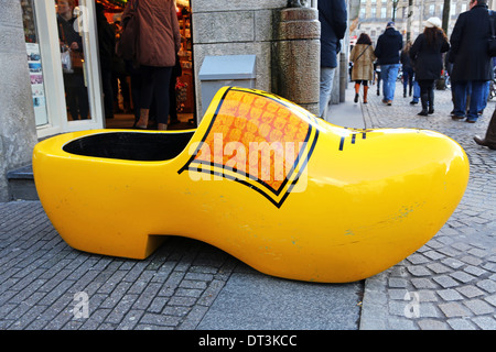 Gigante souvenir in legno intasare al di fuori di un negozio di souvenir shop per zoccoli in Amsterdam, Olanda Foto Stock