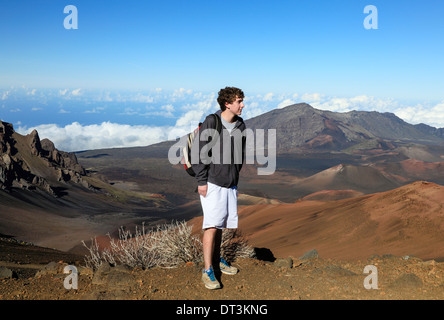 Escursionista sulle sabbie di scorrimento Trail guarda Haleakala National Park a Maui Foto Stock