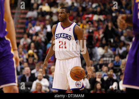 Philadelphia, Pennsylvania, USA. Febbraio 7, 2014: PHILADELPHIA 76ers avanti potenza Taddeo giovani (21) guarda come egli cade la sfera dopo aver chiamato per il fallo durante il gioco NBA tra i Los Angeles Lakers e la Philadelphia 76ers presso la Wells Fargo Center di Philadelphia, Pennsylvania. I Lakers ha vinto 112-98. (Christopher Szagola/Cal Sport Media/Alamy Live News) Foto Stock