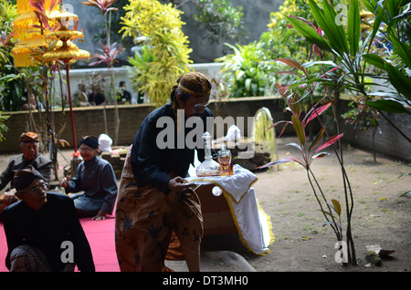 Illage anziani leader di mercato offerte di rituale di liquore presso la tomba di Prabu Anom Doko nel villaggio. Foto Stock