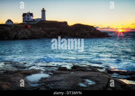 Sunrise a Cape Neddick faro o Nubble Luce, York Beach, Maine Foto Stock