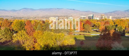 Città di Boise Idaho con la caduta di alberi in un parco Foto Stock