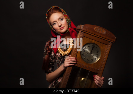 20s arte Bagel Bagel bella treccia bracciale orologio caucasica caffè COLLANA CORALLO abito etnia di essiccazione di moda europea fema Foto Stock