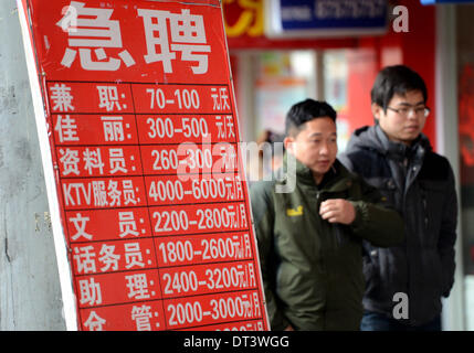 Nanchang, cinese della provincia di Jiangxi. 8 Feb 2014. Una scheda con le informazioni di assunzione è impostato nei pressi di Nanchang stazione ferroviaria in Nanchan, a est della capitale cinese della provincia di Jiangxi, Febbraio 8, 2014. Assunzione di informazioni potrebbe essere visto intorno alla stazione ferroviaria durante il passeggero di ritorno di flusso di picco. I lavoratori migranti ha cominciato a tornare indietro verso le principali città e cercare i lavori dopo la settimana di capodanno nuovo anno lunare vacanza. © Zhou Ke/Xinhua/Alamy Live News Foto Stock