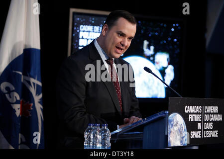 Ottawa, Canada. 7 febbraio, 2014. Industria canadese Ministro James Moore parla durante una conferenza stampa a Ottawa, Canada, Febbraio 7, 2014. Industria canadese Ministro James Moore venerdì ha presentato un nuovo piano di sviluppo del paese dell'industria spaziale, nel tentativo di salvaguardare il Canada's 'sovranità, la sicurezza e la prosperità". Il nuovo quadro ha sottolineato il ruolo del settore privato e di collaborazione internazionale per sviluppare il settore spaziale. Credito: David Kawai/Xinhua/Alamy Live News Foto Stock