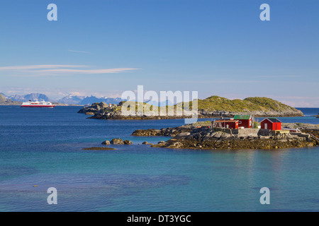 Casa di pesca su minuscole isolette lungo la costa delle isole Lofoten in Norvegia Foto Stock