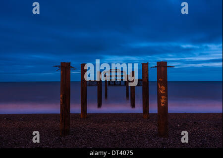 Brighton, Sussex, Regno Unito. 7 febbraio 2014. Un altro temporale è la previsione e gli amanti di Brighton iconici Molo Ovest raccogliere sulla spiaggia in quello che potrebbe essere un definitivo addio alla ruggine struttura. Un grande frammento di essa collassato su Mercoledì, nessuno sa per quanto tempo il resto può contenere fino. Photo credit: Julia Claxton/Alamy Live News Foto Stock