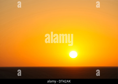 Il sunrise a Chott El Jerid, un grande lago di acqua salata nel sud della Tunisia. Chott El Jerid è la più grande salina del Sahara. Foto Stock