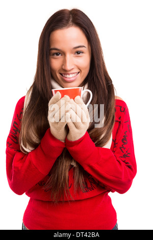 Donna asiatica di indossare abbigliamento invernale e tenendo una tazza di tè o caffè Foto Stock