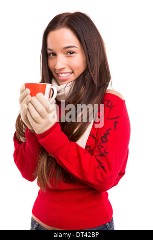 Donna asiatica di indossare abbigliamento invernale e tenendo una tazza di tè o caffè Foto Stock