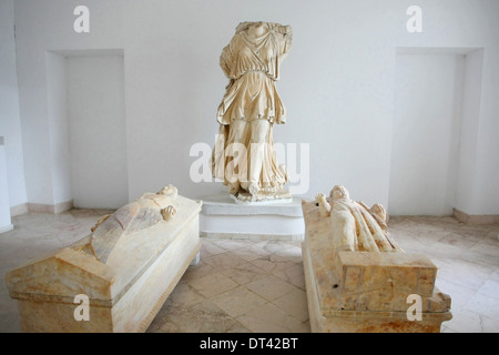 Sculture e sarcofago del sacerdote e la sacerdotessa presso il Museo di Cartagine a Tunisi, Tunisia. Foto Stock