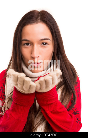 Giovane donna asiatica vestita per l'inverno soffia un bacio o un nuovo anni desiderio Foto Stock