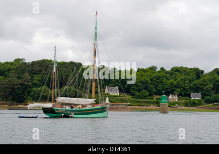 Classici in legno gaff truccate barca a vela ormeggiata a Lezardrieux Bretagna Francia Foto Stock