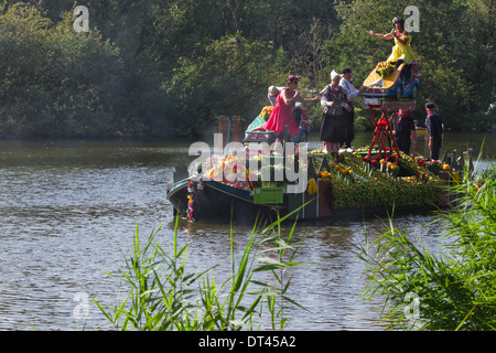 Floating flower parade di belle imbarcazioni decorate Foto Stock