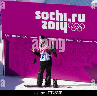 Sochi, Russia. Il 6 febbraio 2014. 6 Feb 2014, Rosa Khutor, Russia presso i Giochi Olimpici Invernali Sochi2014. Ladies snowboard Slopestyle nelle qualifiche la Rosa Khutor Extreme Park. Christy prima (NZL) dopo la sua prima esecuzione, godendo il momento in attesa del suo cliente. Credit: Azione Plus immagini di sport/Alamy Live News Foto Stock