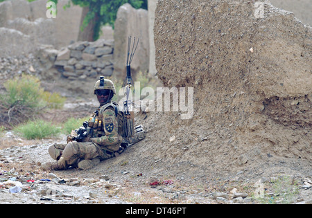 Un esercito americano soldato con la seconda divisione di fanteria fornisce la sicurezza con un M249 luce pistola della macchina durante il funzionamento lo sciopero del Sud II Giugno 6, 2012 in Ganjitsu, provincia di Kandahar, Afghanistan. Foto Stock