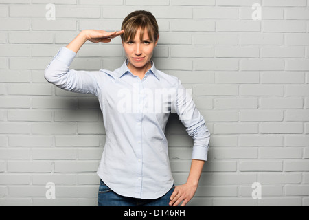 Donna informale studio serio grigio parete gesto isolato Foto Stock