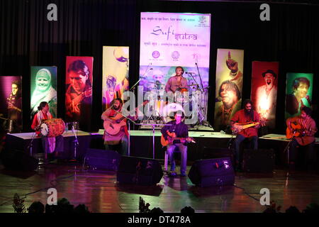 Premchand Rangasala, Patna, Bihar, in India, 08 febbraio 2014. Arnab e amici, banda internazionale dal Bangladesh gioca canzone in lingua Bhojpuri del Bihar durante il Sutra del Sufi festival in tarda serata invernale per 'la pace nel mondo". Credito: Rupa Ghosh/Alamy Live News. Foto Stock