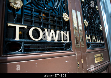 Segno sulla ornato porta di ingresso a Lewes Municipio in East Sussex, Inghilterra Foto Stock