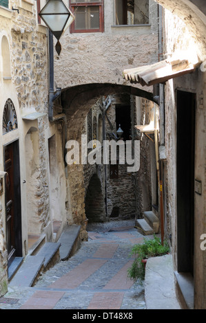 Il vecchio lane in un tipico villaggio vecchio di dolceacqua in Liguria Foto Stock