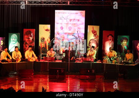 Premchand Rangasala, Patna, Bihar, in India, 08 febbraio 2014. Ranjan ali Kawal e partito dal Punjab, India svolge brano 'Duma dum mast kalandar' durante il primo Sutra Sufi festival in tarda serata invernale per 'la pace nel mondo". Credito: Rupa Ghosh/Alamy Live News. Foto Stock