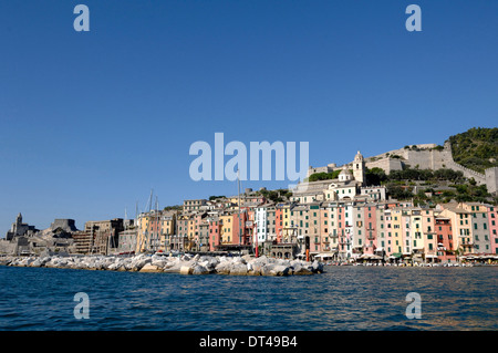 Il tipico borgo marinaro di Portovenere Liguria Foto Stock