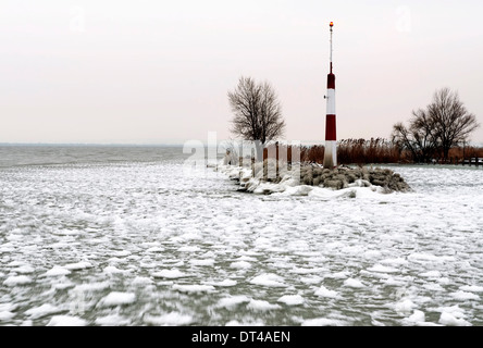 Struttura di frangionde al Lago Balaton in inverno, Ungheria Foto Stock