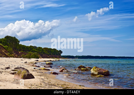 Bella Riva del Mar Baltico su una soleggiata giornata estiva Foto Stock