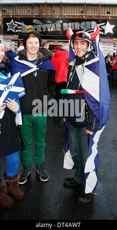 Edimburgo, Scozia, Regno Unito. 8 febbraio 2014. Ventole godendo il pre-match atmosfera prima la RBS 6 Nazioni match tra Scozia e Inghilterra a Murrayfield Stadium, Edimburgo. Credit: Azione Plus immagini di sport/Alamy Live News Foto Stock