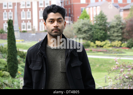 Un modello maschile guardando dritto verso la fotocamera. Foto Stock