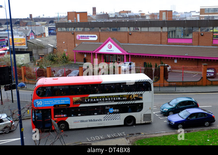 Gli autobus vicino al centro commerciale per lo shopping Bullring in Birmingham City Centre Foto Stock