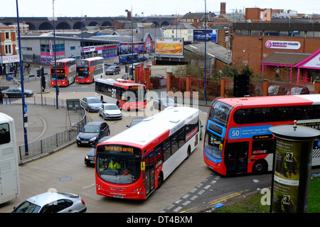 Gli autobus vicino al centro commerciale per lo shopping Bullring in Birmingham City Centre Foto Stock