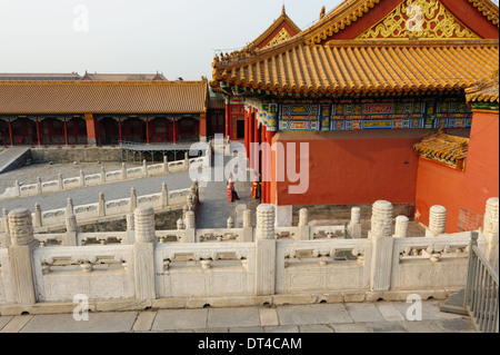NW angolo del cortile della suprema armonia.due donne in abito tradizionale. La città proibita. Pechino. Cina. Foto Stock