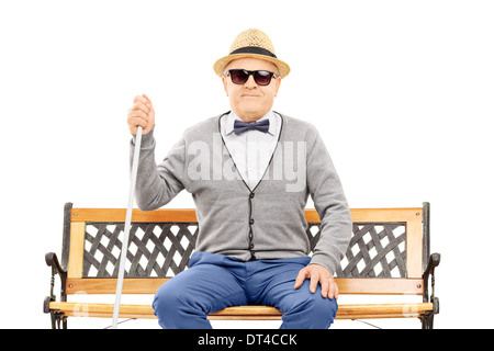 Senior cieco uomo seduto su un banco di lavoro Foto Stock
