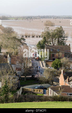 Burrowbridge, Somerset, Regno Unito. 8 febbraio 2014. Il villaggio di Burrowbridge nel Somerset il 8 febbraio 2014 circondato da inondazione come visualizzato dall'alto del Burrow Mump. A causa eccezionalmente elevata piovosità, il fiume Parrett nuovi membri non è stata in grado di far fronte con il volume di acqua e si è allagata nelle vicinanze dei terreni agricoli e la strada principale A361 a Taunton è stata chiusa per sette settimane. Una grave inondazione di allerta che significa vita potrebbe essere a rischio resta in posizione e molti occupanti sono state raccontate da evacuare. Credito: Nick Cable/Alamy Live News Foto Stock