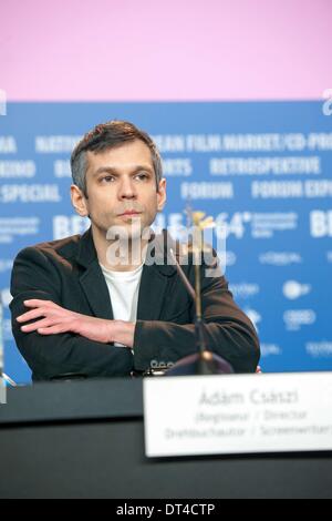 Berlino, Germania. 8 Feb 2014. Direttore ÃƒAE'Ã'ÂdÃƒAE'Ã Â¡CsÃƒAE m'Ã Â¡szi assiste un photocall per il film ÃƒÂ¢??Terra di tempeste' durante la 64a Berlinale Festival Internazionale del Cinema di Berlino, in data 8 febbraio 2014. © Goncalo Silva/NurPhoto/ZUMAPRESS.com/Alamy Live News Foto Stock