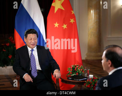 Sochi, Russia. 7 febbraio, 2014. La visita del Presidente cinese Xi Jinping (L) dà un'intervista a un russo canale TV in Sochi, Russia, Febbraio 7, 2014. © Hongguang Lan/Xinhua/Alamy Live News Foto Stock