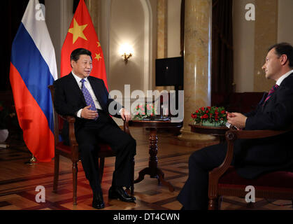 Sochi, Russia. 7 febbraio, 2014. La visita del Presidente cinese Xi Jinping (L) dà un'intervista a un russo canale TV in Sochi, Russia, Febbraio 7, 2014. © Hongguang Lan/Xinhua/Alamy Live News Foto Stock